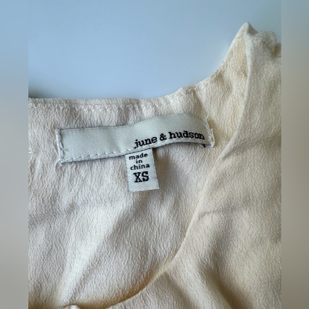 NWT June & Hudson Cream Tan Cold Shoulder Crinkle Ruffle Blouse Top Juniors XS - Picture 2 of 8